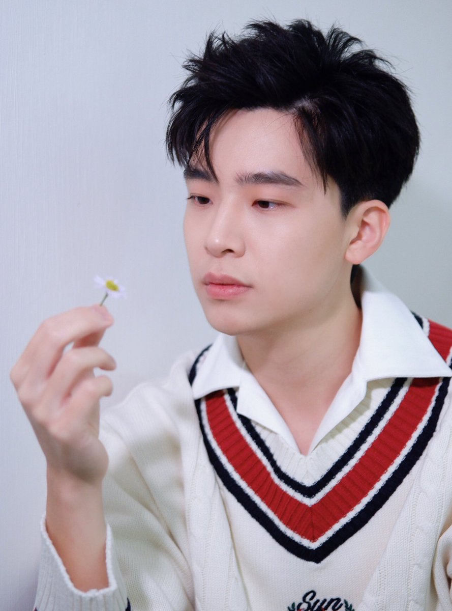 nengnnofficial's tweet photo. ดอกไม้หรือหมอเน๋ง คุณเลือกใคร 😘💙
#nengnn https://t.co/gvoMFs2NLr