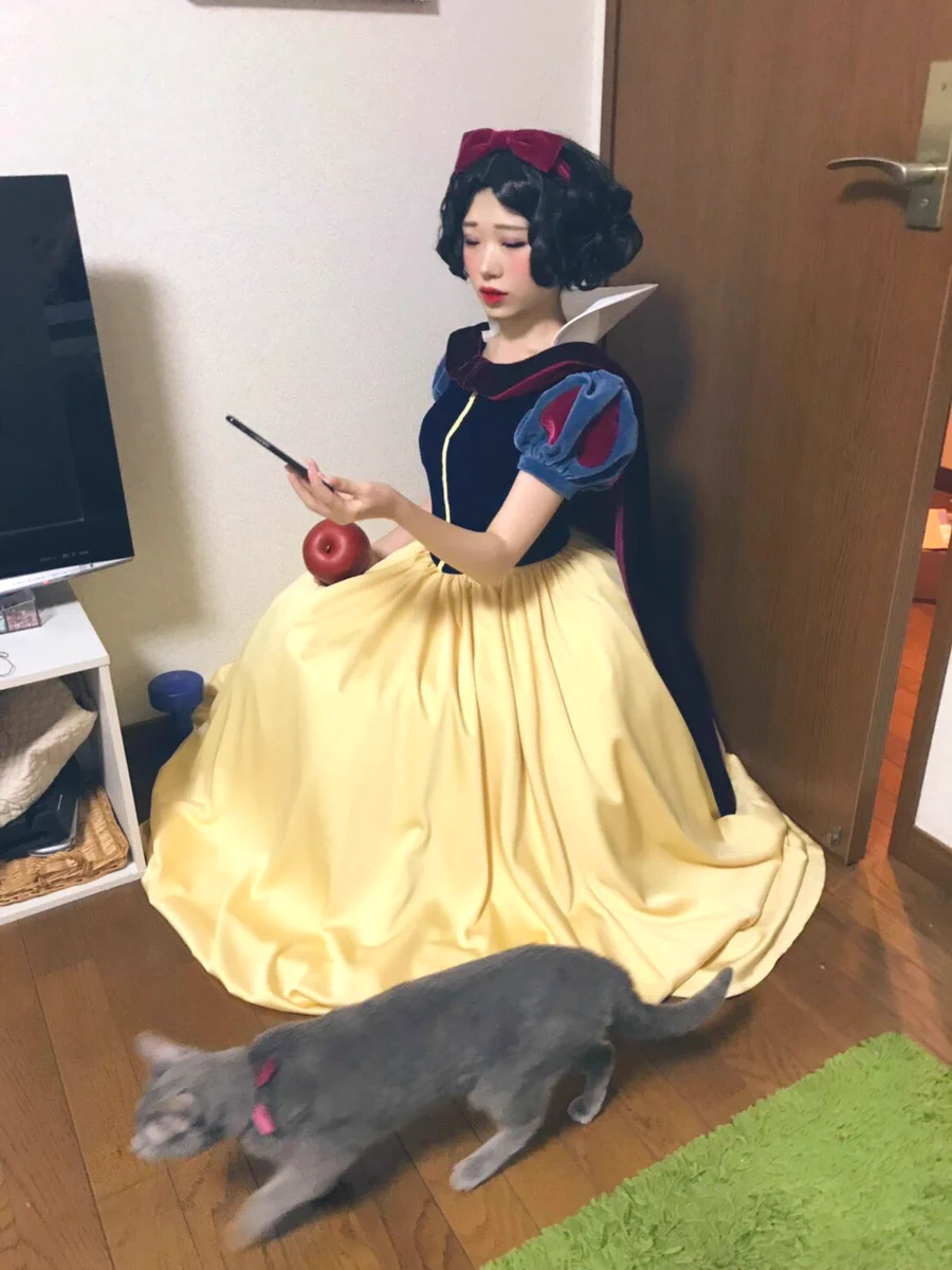 家の中に白雪姫がいる！？母の撮った写真がシュールすぎて面白いと話題に！！