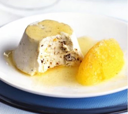 Ginger crunch and meringue bombes - Put a pause on the January diet with this delicious yet simple dessert. See how to make this delicious recipe and many more here: billingtonsgingerbread.co.uk/portfolio-item…