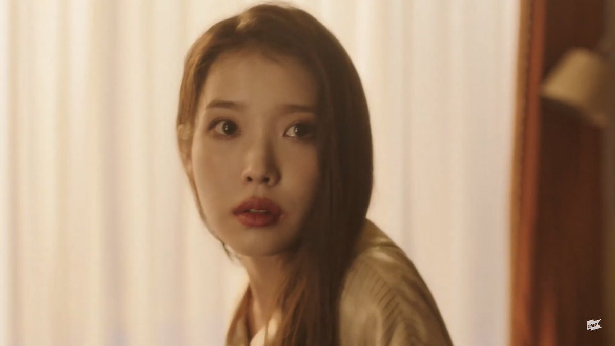 ไอยูรักเพื่อนคนนึงมากๆ แต่งเพลงนี้เพราะว่า เพื่อนคนนั้นบอกว่าเค้าได้รับสายตาแห่งความเกลียดชังมาตลอดชีวิตจากเหตุผลเดียวกันกับที่ไอยูรักเค้ามาตลอดชีวิต แล้วฉากนี้คือปลอบเพื่อนอยู่แต่พอหันมาอีกทีเพื่อนก็หายไปแล้ว ㅠ ㅠ