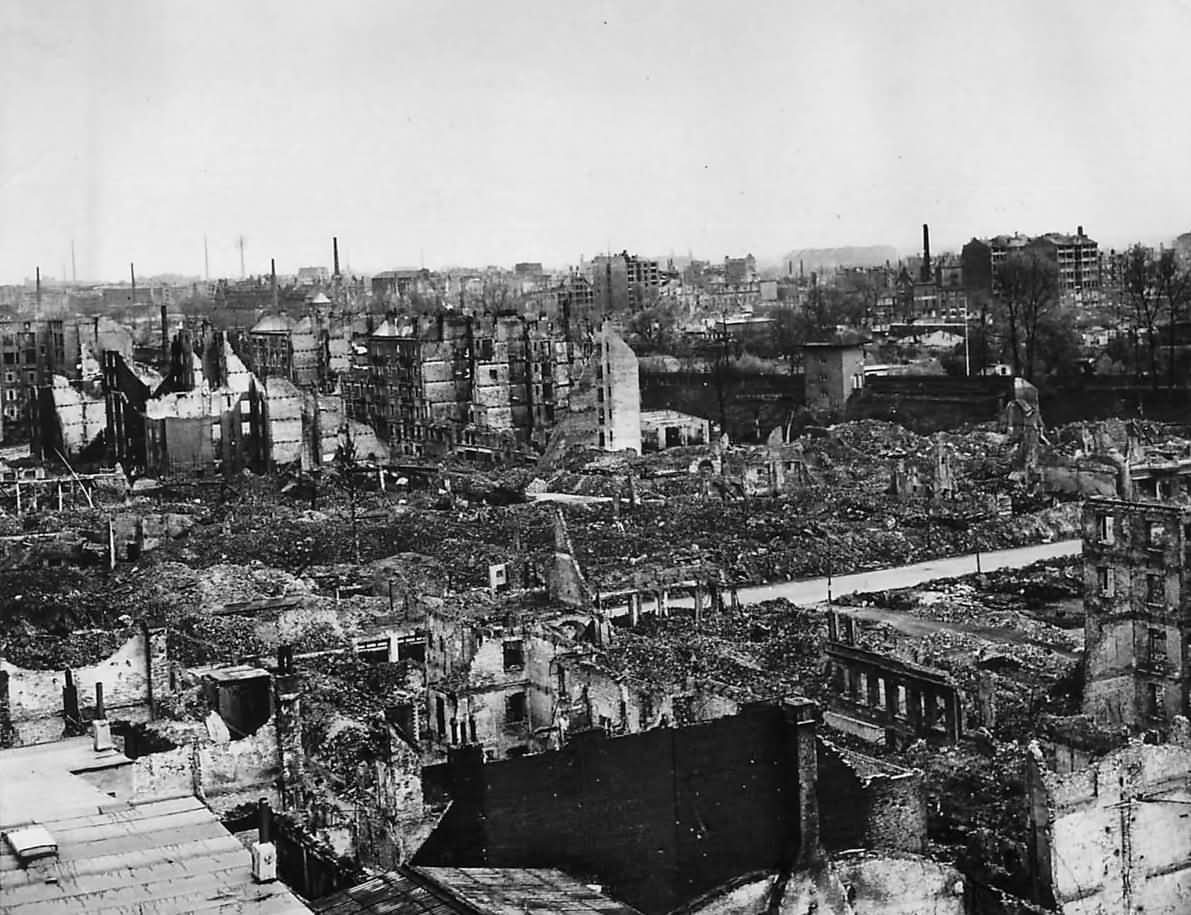 So what were conditions like in Hamburg in 1945?A thread for  #HolocaustMemorialDay   53rd Welsh Division arrived in the city to find it in complete ashen ruins from the firebombing, only one building - the Atlantic Hotel - still stood. /1 #WW2  #SWW  #History