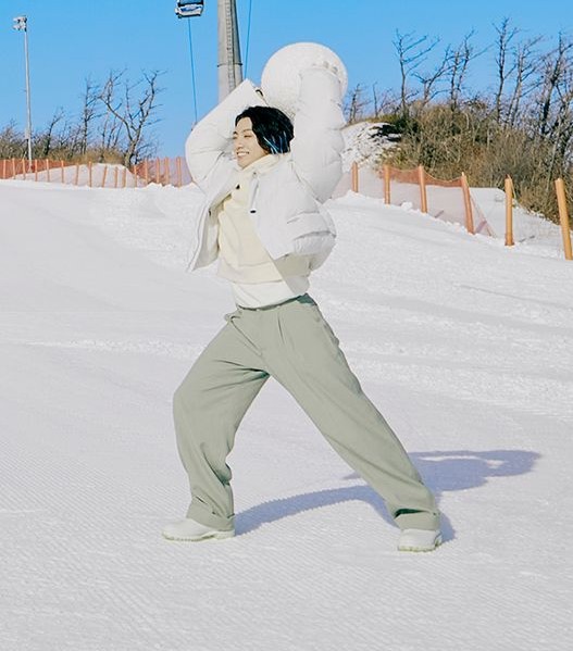 laughkpop's tweet photo. is jungkook thing! 🐰❄️ https://t.co/miBkr1Hok4