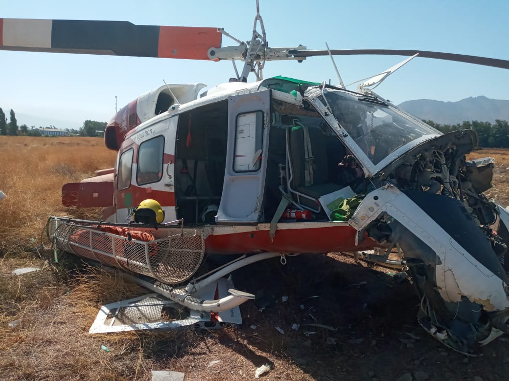 Tragahumosfire's tweet photo. Hotel caído hacia el sur de Rancagua. Prestaba servicios este Bell 212 a @incendios_CONAF @conaf_minagri Espero que Piloto este bien. #CrashHelicopter @FFMVic_Chief @CAL_FIRE @PASBF @AT_Brif @ModoCharlie @sisopuerto @rafariza69 #Chile @brigadaflorida @Brigada_laguna @STTCONAF https://t.co/686m13hkmr