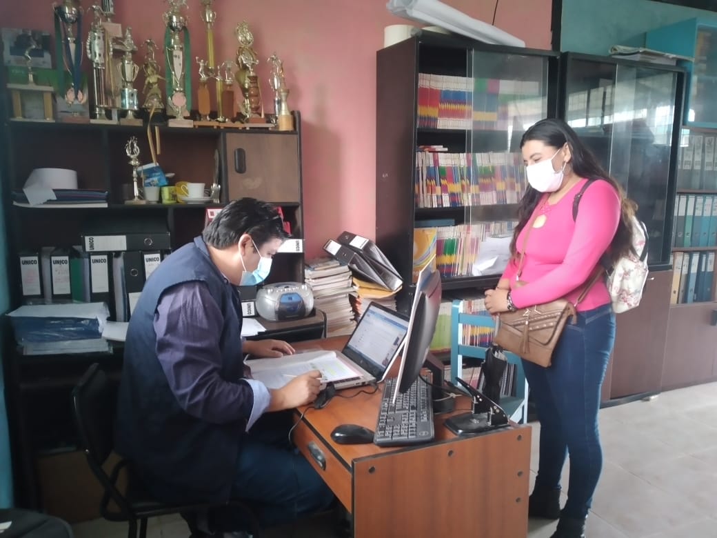 EducacionZ6_Ec's tweet photo. Docente, Álvaro Reyes de la Unidad Educativa "Huamboya" del Distrito 14d02, Huamboya- Pablo Sexto-Palora brinda atención y da seguimiento a los estudiantes del Proyecto EBJA con el objetivo de despejar dudas e inquietudes de los estudiantes. #TodosABC https://t.co/N8lUVqyacb