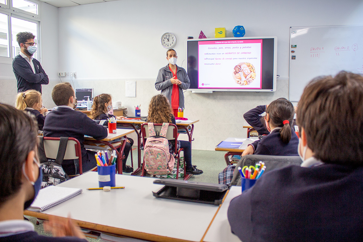 ColegioSalliver's tweet photo. Nuestra enfermera ha explicado cómo la falta de ejercicio, los malos hábitos alimenticios y el consumo de alimentos con alto contenido en azúcares pueden provocar la #obesidad en niños. #HabitosSaludables #CrecerenConfianza https://t.co/vhgTkOvIiu