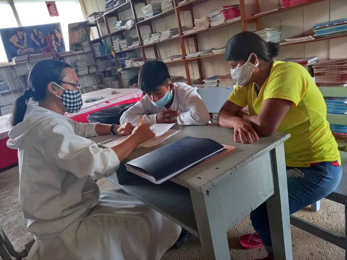 EducacionZ6_Ec's tweet photo. Funcionarios del DECE de la UE. Comunitaria Intercultural Bilingüe Padre José Rivadeneira del Distrito 14d03, mantuvieron una reunión con estudiantes y padres de familia sobre entrevista socioemocional de los estudiantes y entrega de proyectos de fin de quimestre. #SíALaEducación https://t.co/0ulou1KFv7