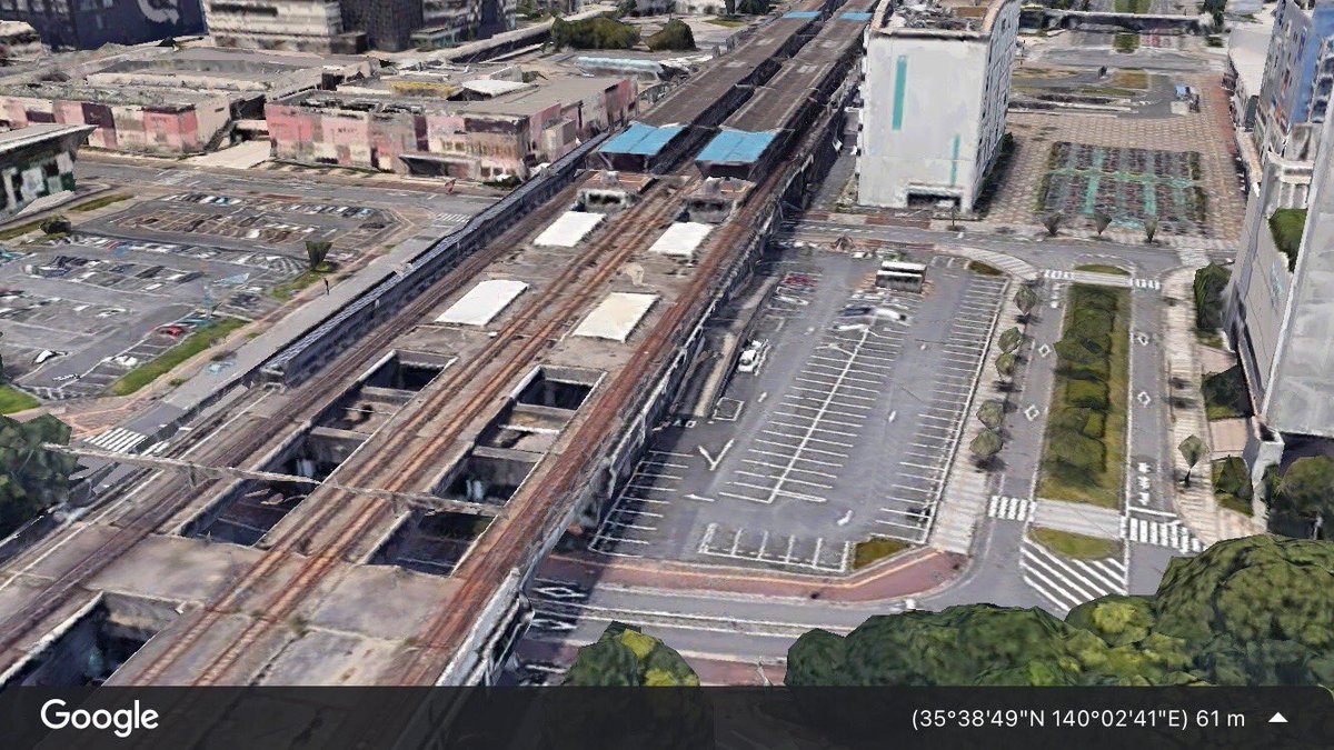 物欲ないけどタワマン買った 新改札口ができるあたりの北側の土地は三井不動産の土地なのですよね 現在は 三井アウトレットパーク幕張 第四駐車場として運用中 おそらく県が地主の借地だと思いますが この土地も何か開発されそうな余地がありそうです