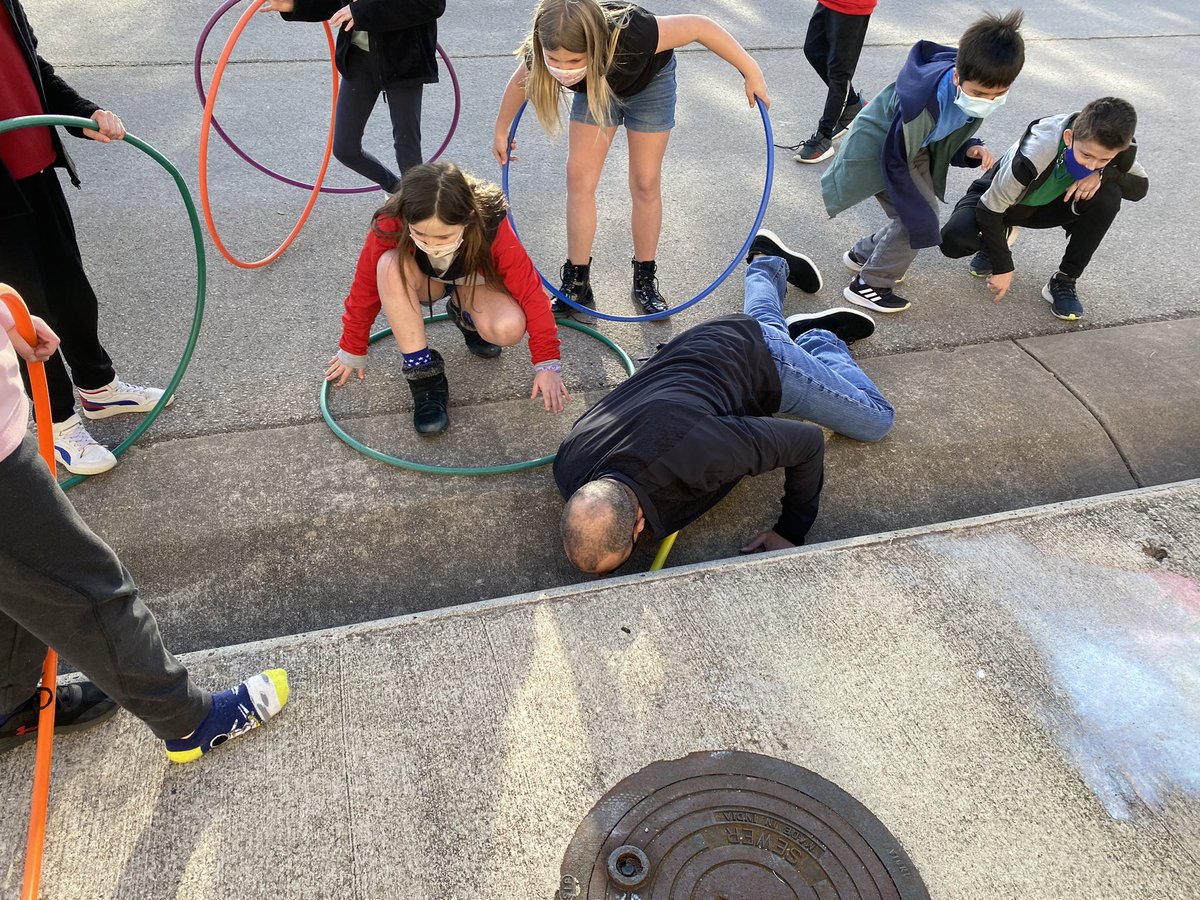 BL_ESL_LISD's tweet image. When a kiddo loses his shoe at recess, @DCEgreatnesswi1 comes to the rescue! #greatnessinthedrain #lovemylitterevenwhentheylosetheirshoe