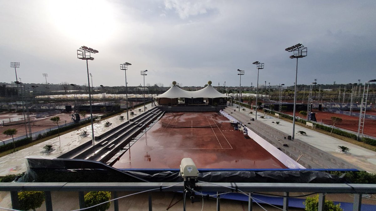 #Tenis #Antalya #ATPChallenger #M15Antalya Luego de la lluvia (3 días) en Antalya hoy hubo vientos huracanados de 100 km/h; aunque se despejó. Ahora esperan el turno para jugar, los platense Tomy Etcheverry (Challenger) vs Andrea Arnaboldi🇮🇹 y Thiago Tirante (M15) vs Kaan Cepel🇹🇷 https://t.co/6CaRGWNHVJ