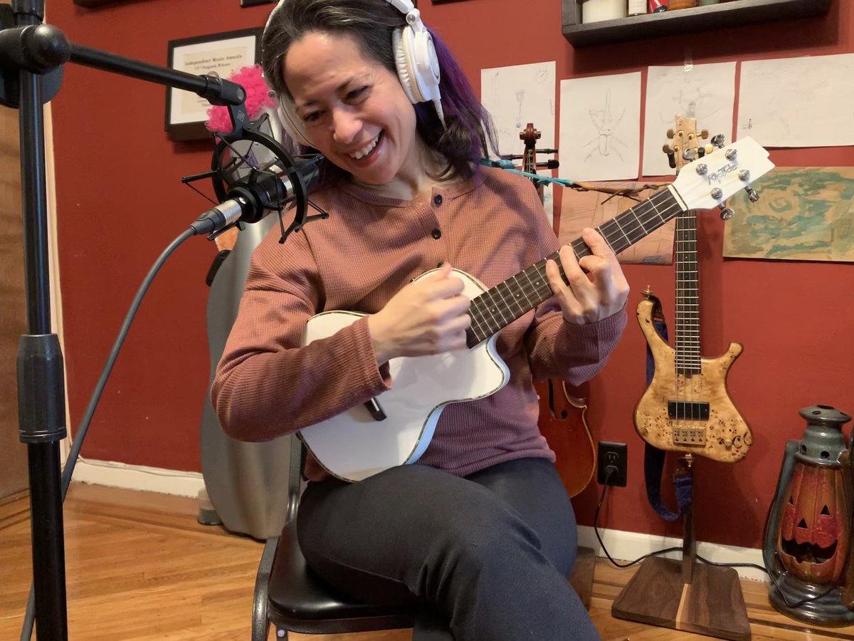 lucytoon's tweet photo. Tracking #ukulele aka #uking. https://t.co/QZ5ZNRnhvc