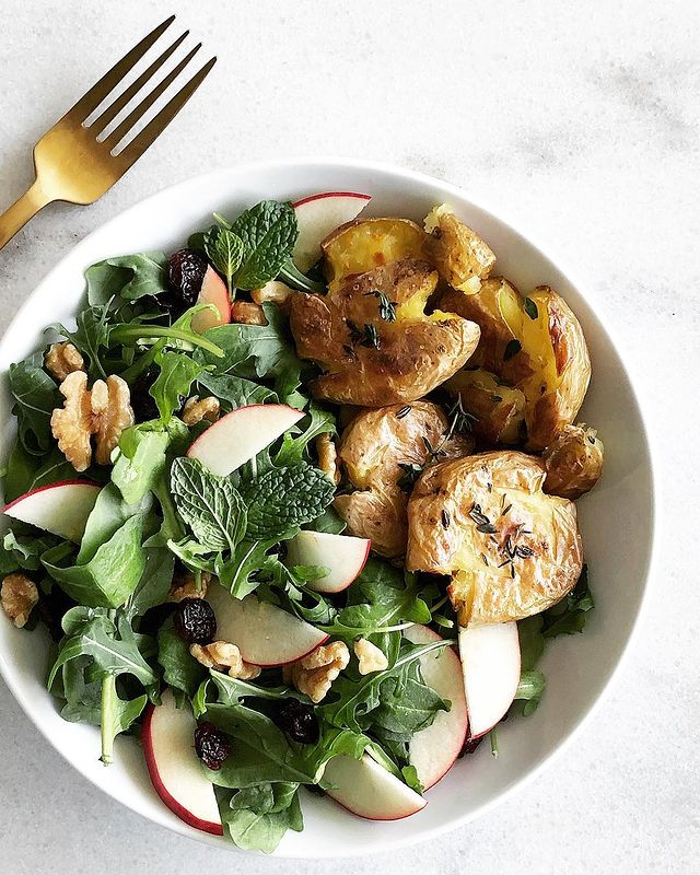 Easy lunch idea ❤️🤤🍃🙌🏻 Add 4 handfuls of fresh clean arugula to a bowl. Add one thinly sliced apple (I love pink lady apples in this salad) + 1/4 cup of dried cranberries + 1/4 cup of walnuts + a few sprigs of fresh mint. Drizzle with 1/2 juiced lemon, 2 tablespoo