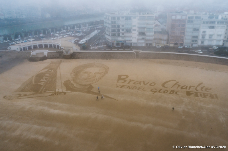#sculpture sur le sable réalisée sur la grande plage, recouverte depuis, par la marée 
@ApiviaVoile