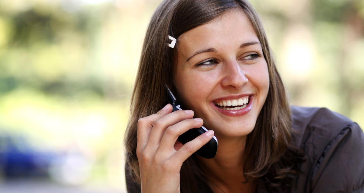 говорящая девушка на сайте. компьютерные девушки. девушка улыбается. девушка с гарнитурой. говорит по телефону в офисе.