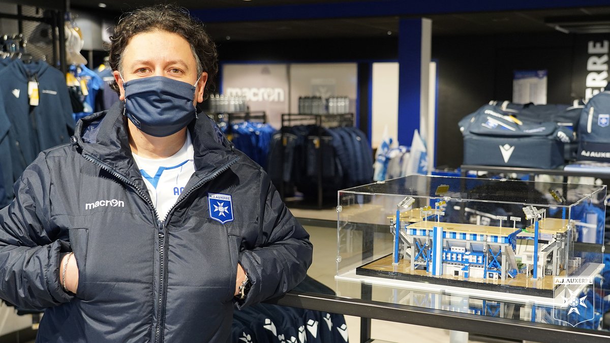 AJA's tweet photo. 🏟 Grand supporter de l'@AJA et fan de #Lego, Guillaume a réalisé une magnifique maquette du 𝑺𝒕𝒂𝒅𝒆 𝑨𝒃𝒃𝒆́ 𝑫𝒆𝒔𝒄𝒉𝒂𝒎𝒑𝒔 🔵⚪️

Il a eu la gentillesse de nous la prêter pour une exposition à la boutique.

➡�� Venez l'admirer aux heures d'ouverture.

Merci Guillaume 🙏 https://t.co/7VtnQCjoVh