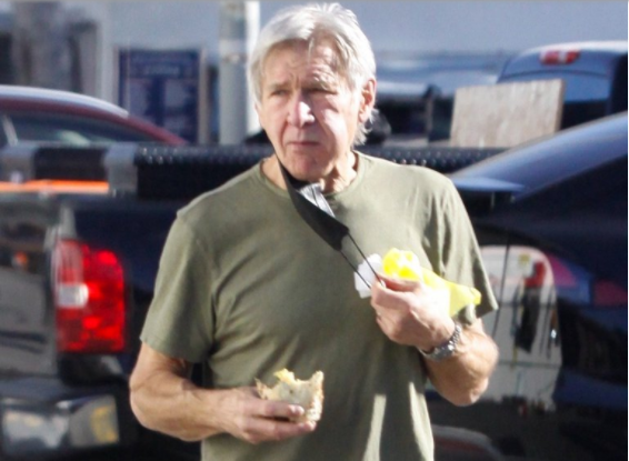 radioactiva_ec's tweet photo. 𝗙𝗮𝗺𝗼𝘀𝗼𝘀: 📷
Harrison Ford compró comida en un puesto de la calle. El actor pidió un burrito mientras daba un paseo por Pacific Palisades, Los Ángeles, California. Cuando terminó, se volvió a colocar su tapabocas y siguió su recorrido. https://t.co/g9CRqHIgFg