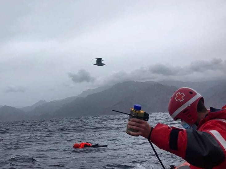 CruzRojaEsp's tweet photo. Tener preparación y saber cómo actuar es fundamental para #salvarvidas. Ayer realizamos un ejercicio de entrenamiento, coordinado por los controladores marítimos del Centro de #Palma. 

📸 @salvamentogob 
ℹ️ https://t.co/jhsn5fm45d https://t.co/ds4tNwcNRm