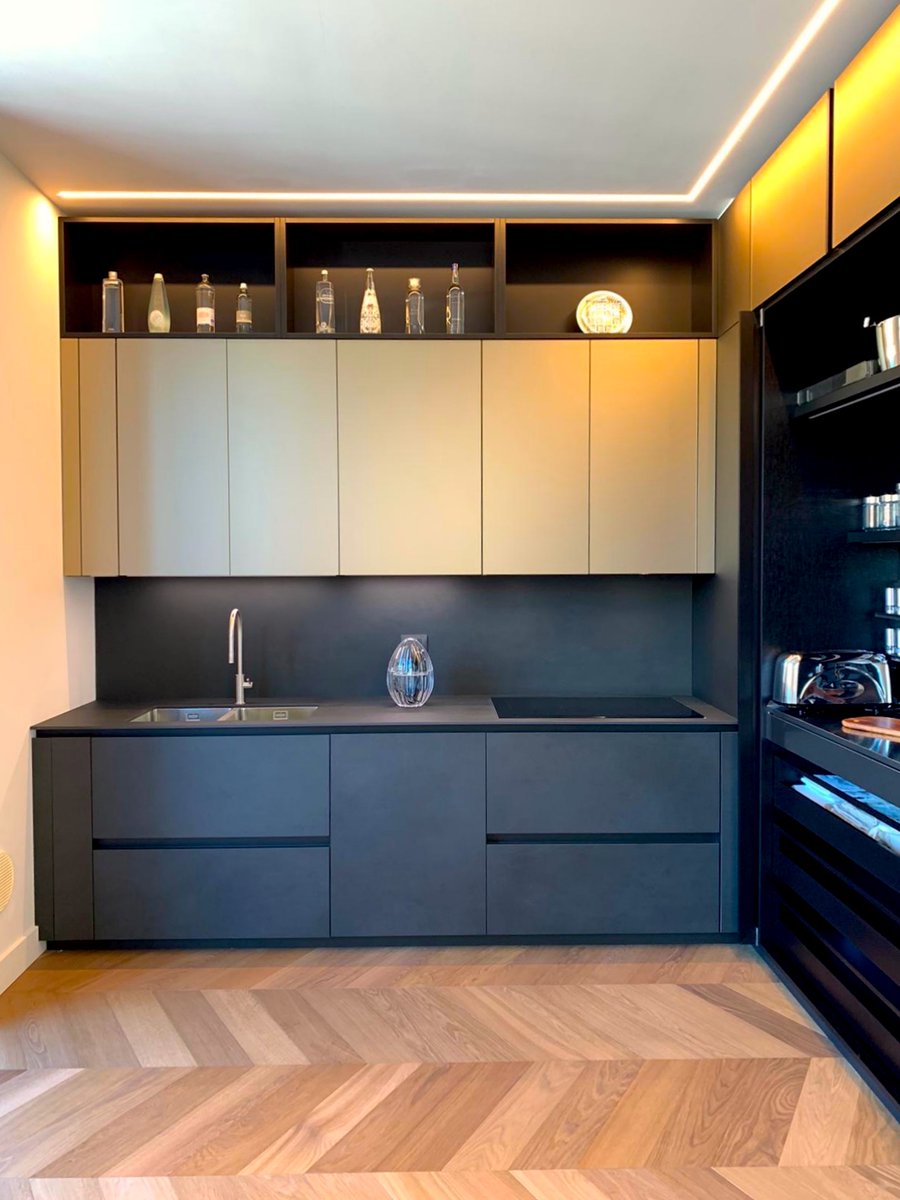 L2Gshop's tweet photo. #Cucina #Binova modello #Bluna colonne e pensili con telaio in alluminio nero e frontali in vetro retro laccato bronzo, le basi frontali e il top in gres calce nero.

#Showroom #BinovaMilano via Durini 17 ang. Gall. Strasburgo 3
https://t.co/7L3D2CtOTW https://t.co/oVBfFrBH4j