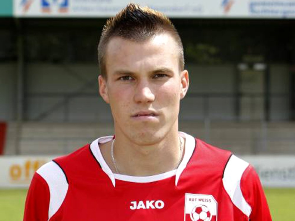 Sadly, despite showing promise, Kevin was deemed too small to make the 1st team & had to take his talents to the lower leagues, joining Rot Weis Ahlen in the 3rd tier, a club that played on Friday nights which of course meant free Saturday afternoons to support his beloved BVB