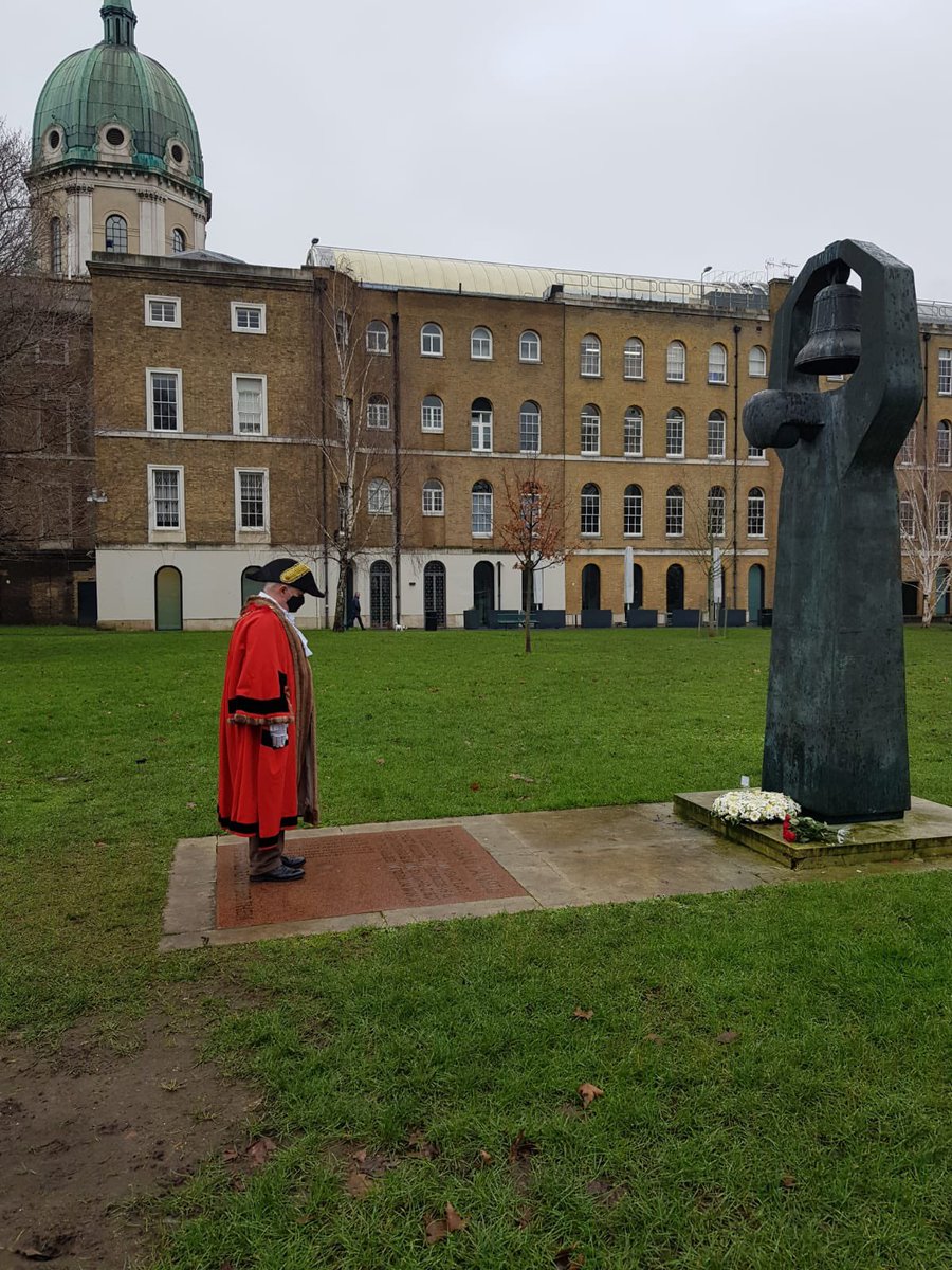 SouthwarkMayor's tweet photo. 27 January 2021 is Holocaust Memorial Day. The Mayor has laid the traditional wreaths alone at the Holocaust Memorial Tree &amp; Soviet War Memorial in GMH Park to honour &amp; remember all those souls who perished #HMD2021  #BeTheLight in the darkness. Light a candle in your window 8pm https://t.co/650csbhu2w