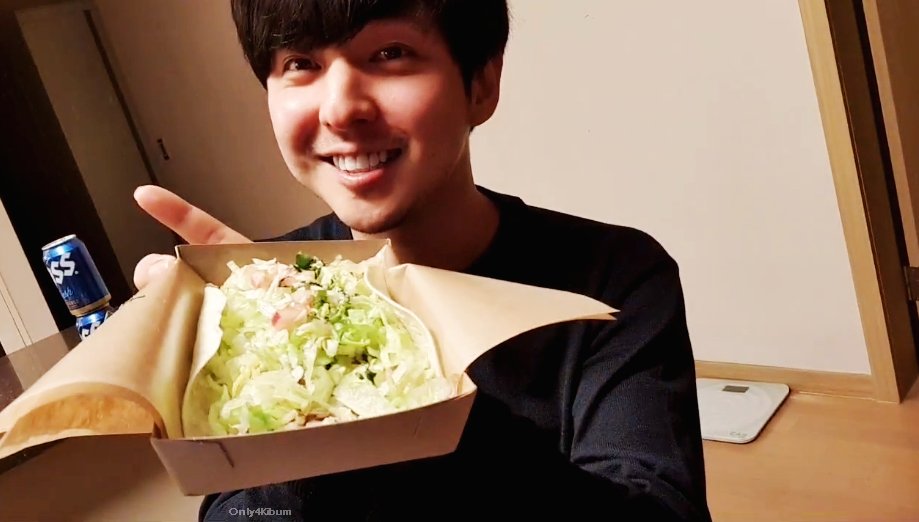 Only4Kibum_'s tweet photo. 【CAP】 210127 #Kibum YouTube LIVE 🍻🌮 

📺 https://t.co/1tYqAghWS7 https://t.co/zK5McHodbs