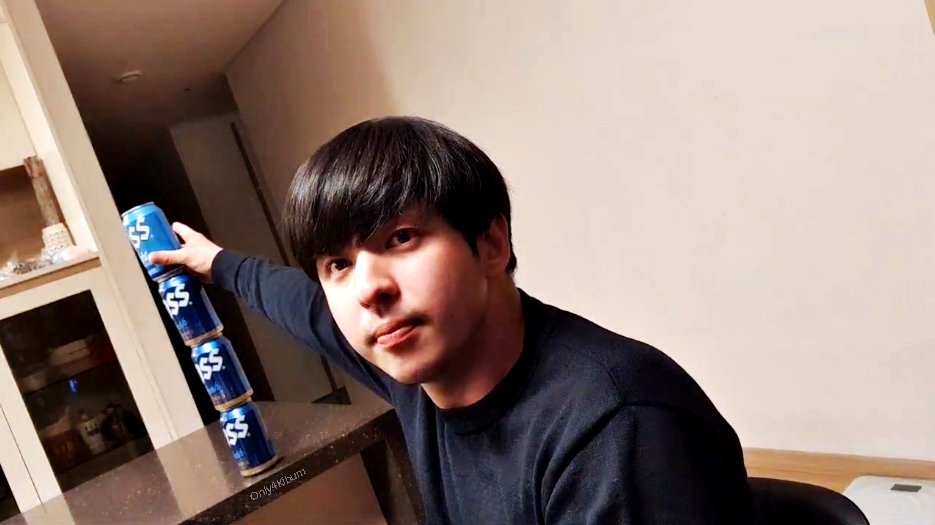 Only4Kibum_'s tweet photo. 【CAP】 210127 #Kibum YouTube LIVE 🍻🌮 

📺 https://t.co/1tYqAghWS7 https://t.co/zK5McHodbs