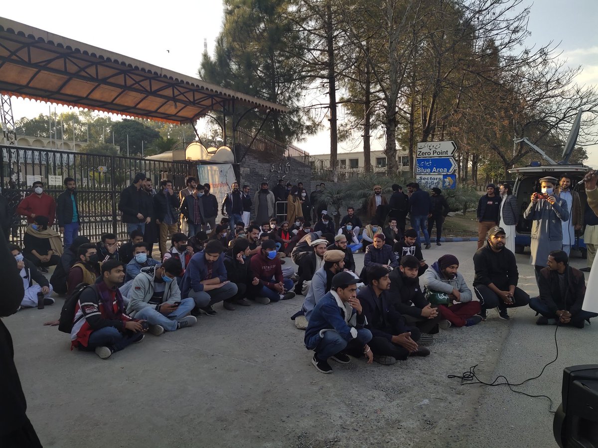 AhmadSpeakss's tweet photo. We are in front of HEC and we will update you when HEC meeting is over and final decision will be made by HEC today at anytime. Wait and pray ✊🏻
#StudentsWantOlineExams 
@ShahzadYunasPTI
#JusticeForStudents https://t.co/hkqs9HiWrw