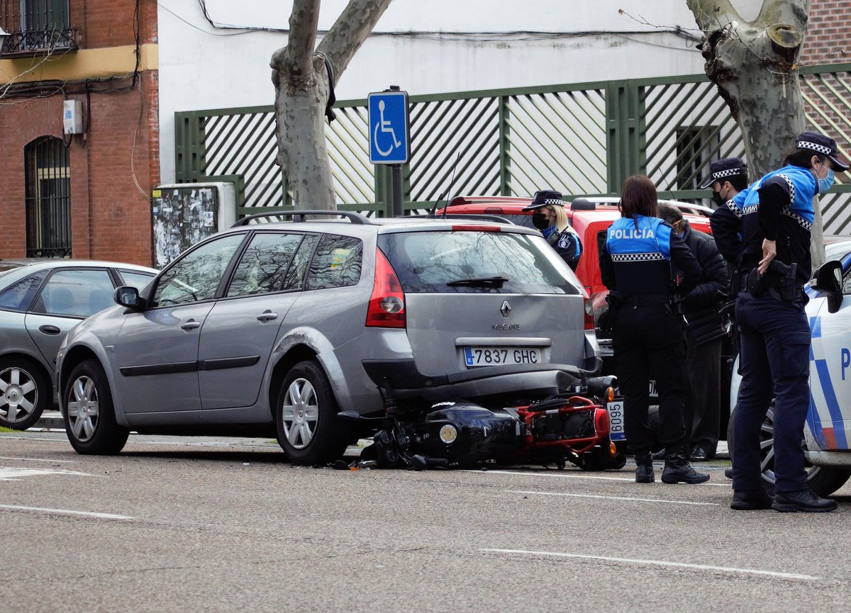 radiotaxiMetro's tweet photo. (12:30) #accidente de un #motorista contra un coche que estaba aparcado en doble fila en el paseo de filipinos en #valladolid https://t.co/dhlGc3Ttdq