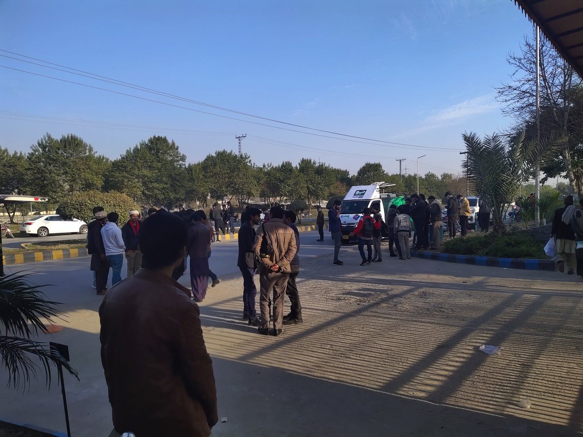 faaiz_khalil's tweet photo. Please everyone come outside HEC office and we will not leave them untill they decide to go for Online Exams in all universities
#StudentsWantOlineExams
@ShahzadYunasPTI
#JusticeForStudentsb https://t.co/AmSjVKwumW