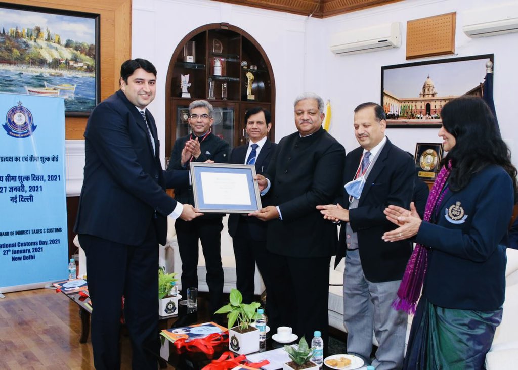 sonalgoelias's tweet image. Proud Wife !
My husband Mr. Aditya Yadav , IRS being awarded with ‘World Customs Organisation - Certificate of Merit’ on International Customs Day, 2021 .
Wish him all success in his future endeavours towards service for the Nation 🇮🇳
@cbic_india @WCO_OMD