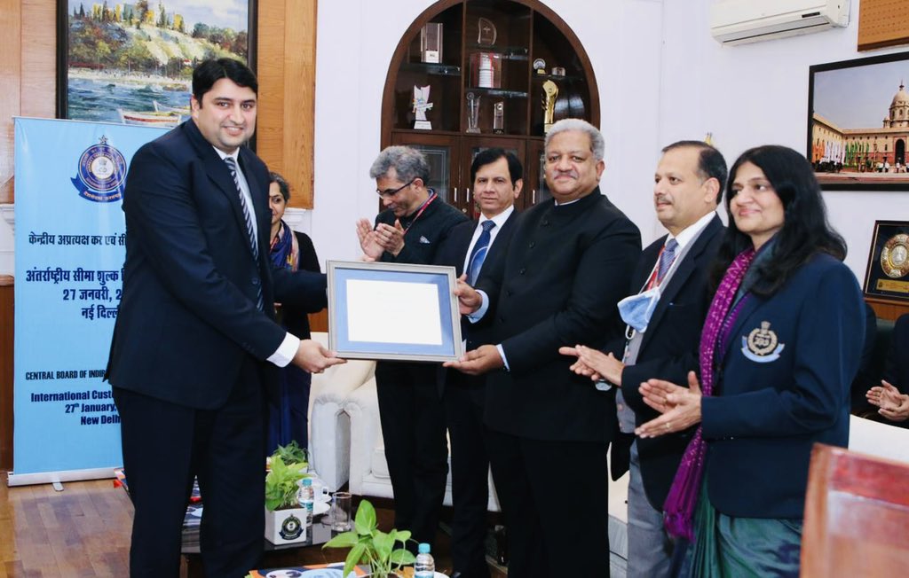 sonalgoelias's tweet image. Proud Wife !
My husband Mr. Aditya Yadav , IRS being awarded with ‘World Customs Organisation - Certificate of Merit’ on International Customs Day, 2021 .
Wish him all success in his future endeavours towards service for the Nation 🇮🇳
@cbic_india @WCO_OMD