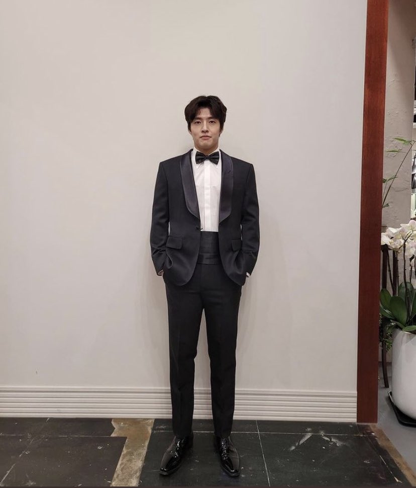 strong_sky0's tweet photo. 상체만 보면 학예회에서 엄마가 사진찍어줄때 뻘쭘해하는 꽃도련님인데 풀샷보면 기럭지 캬.....🤤 https://t.co/oc7Akax2JW