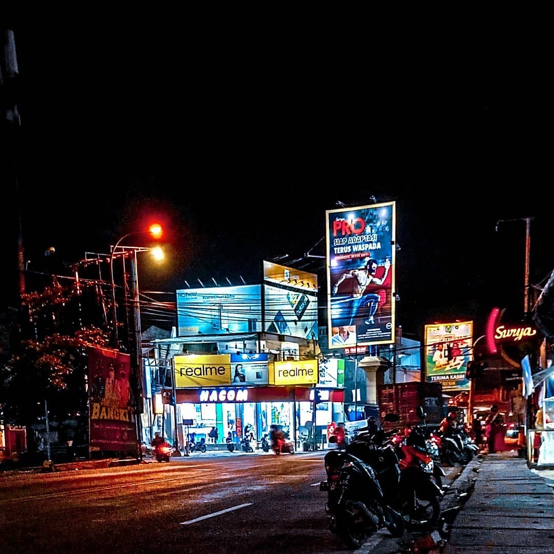 gresikNEWS's tweet photo. Ingat lurr.... pada PPKM Jilid II, kegiatan usaha berakhir hingga pukul 20:00. Tetap jaga kesehatan
Foto: @mujtabahahmad
Lokasi: Pertigaan Tenger, Desa Sukomulyo, Kecamatan Manyar
#ppkmgresik #ppkm #manyar #gresiknews #gresikmalam https://t.co/Wu08grgFsE