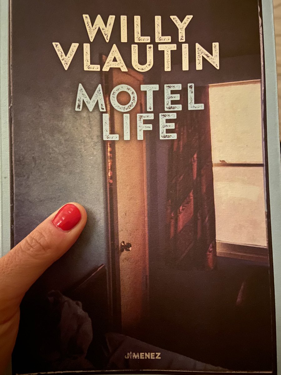 esternuzzo's tweet image. Nevada: strade deserte e innevate, una piccola cittadina e due fratelli persi a se stessi e alla vita, in grado solo di auto sabotarsi. Alcol come unico rimedio. I Motel come unica vera casa. Atmosfere struggenti e nostalgiche.
@JimenezEdizioni e @MartaCicMic musa ispiratrice ❤️