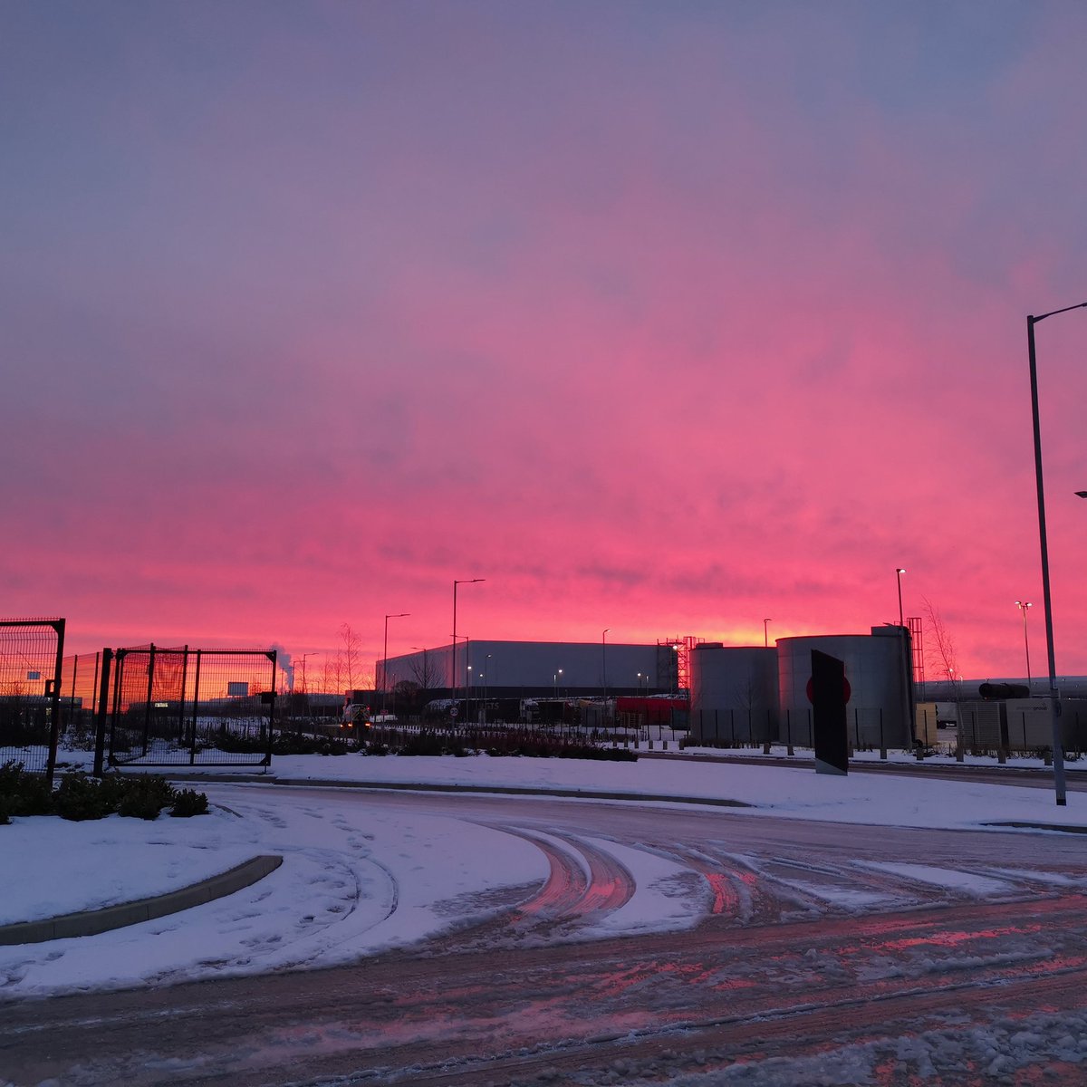 TheGeekTwitch's tweet photo. Started this week back onto dayshifts after over a year on nights.... I forgot how amazing a sunrise looks #thingsyoutakeforgranted #beautiful #sunrise https://t.co/UKfT9Jhqct