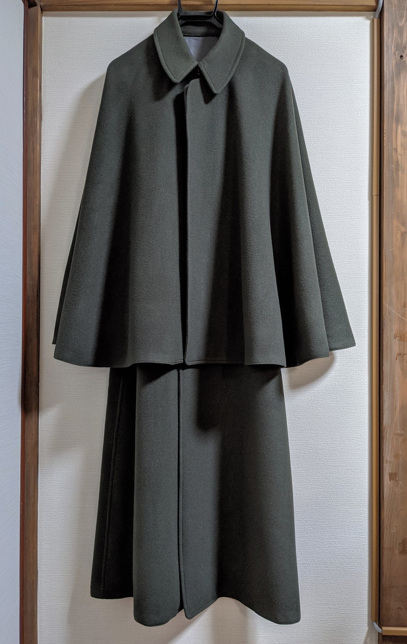 じん 自分の服は自分で作ろう 着物の時に着ている昭和初期のトンビ インバネス コート ずっと現役だったので生地もすり切れて縫い目も引っ張れば崩壊する もったいないので解体して型紙作って複製しようと思います 別珍のパイピングとか極細玉縁の