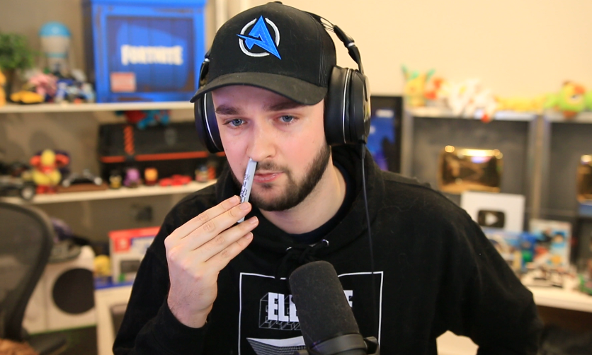 OMGitsAliA's tweet photo. I was trying out magic tricks I promise https://t.co/9YdPDKdB8N