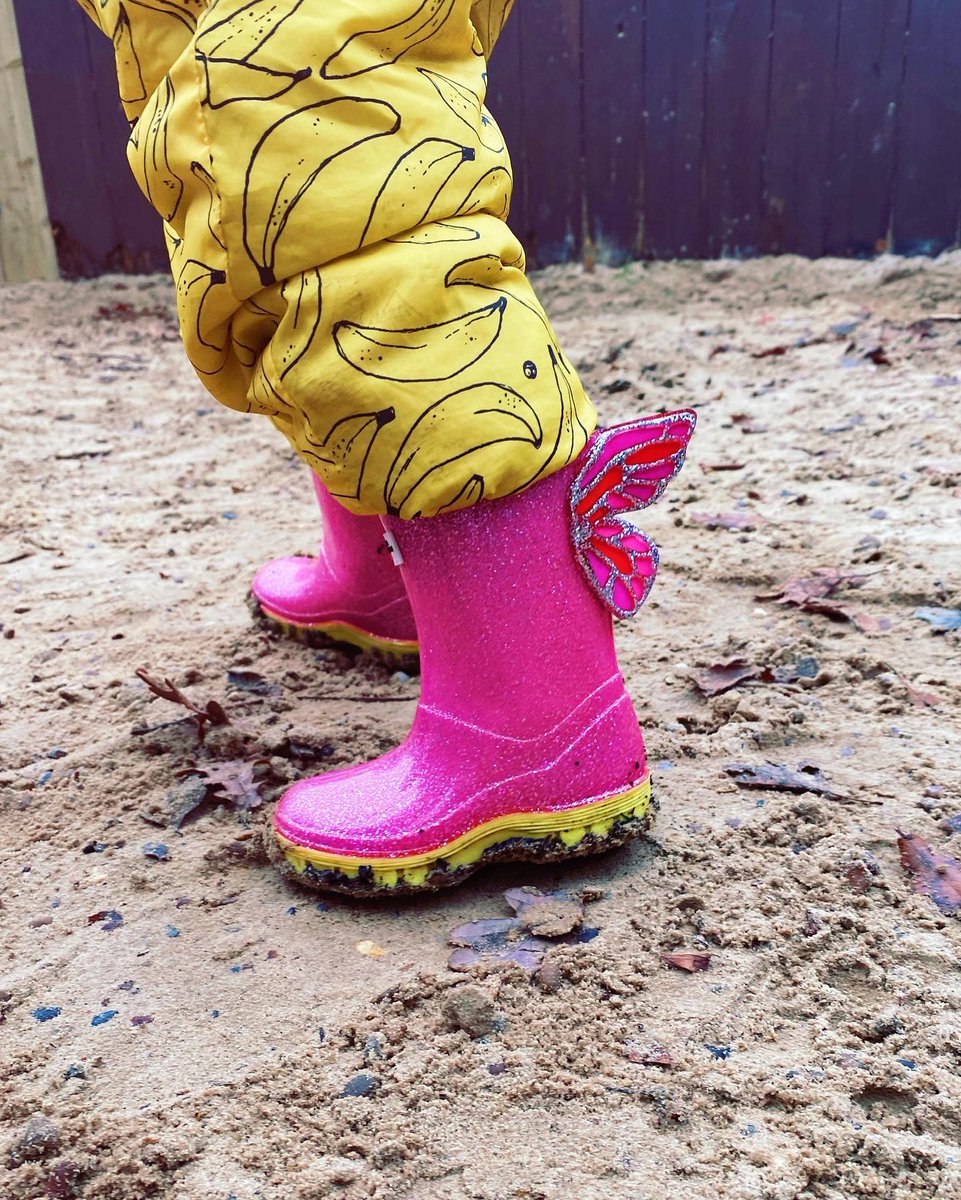 Winter walks, wings and wellies! 🦋🍌 Our mini welly boots are essential must haves for your mini's collection. 💕❄️ 👉 Swipe to see more colours! ⁣
⁣
🍌 - <a href="/Indikidual/">Indikidual</a> snow suit
🦋 - @sophiawebstermini ⁣
⁣
#SophiaWebster #SophiaWebsterMini - bit.ly/SophiaWebsterM…