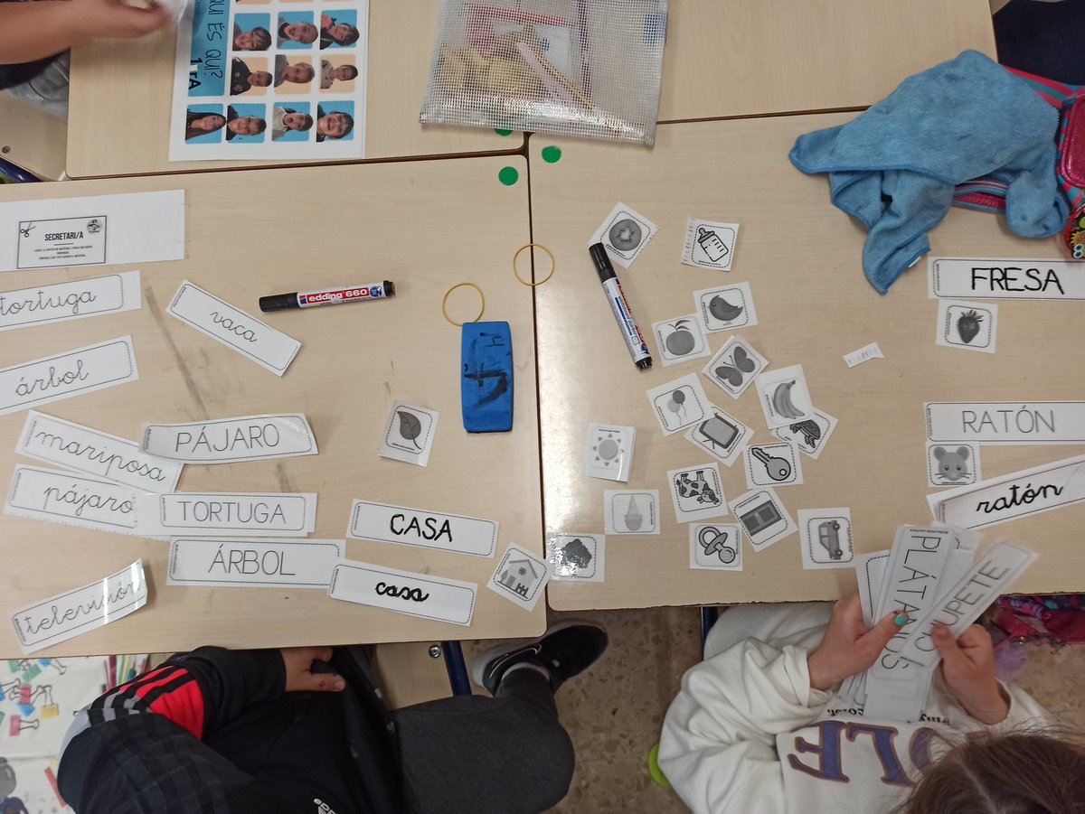 BeatrizCerdan's tweet photo. Talleres rotativos de lengua. Palabras con rimas. Asociar Mayúsculas y minúsculas con dibujo. Formación de palabras. Encontrar letras. https://t.co/Um62wGb9nX