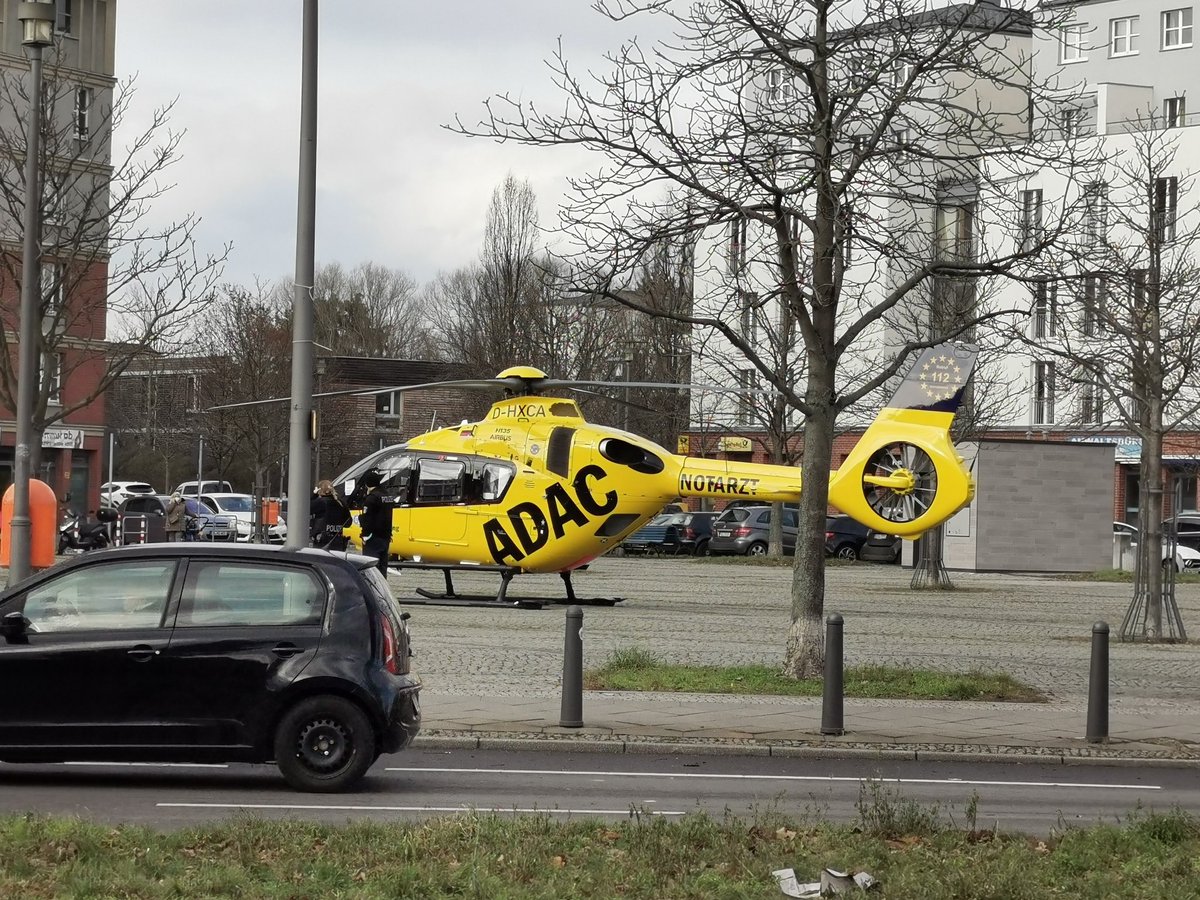 Hubschrauber auf dem Hugenottenplatz
#pankow #FranzösischBuchholz