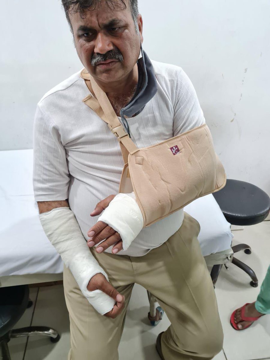 SavdhanPolice's tweet photo. ASKS A POLICEMAN!

Where r my Human Rights?
Am I not a citizen of India?
Why the Govt.doesn’t care 4 me?
Am I just a political Scapegoat?
Why am I not equipped properly?
Why no risk &amp; hardship allowance?
Why no POLICE REFORMS?
@HMOIndia @LtGovDelhi @CPDelhi 
#PoliceLivesMatter https://t.co/IJomwLJNTI