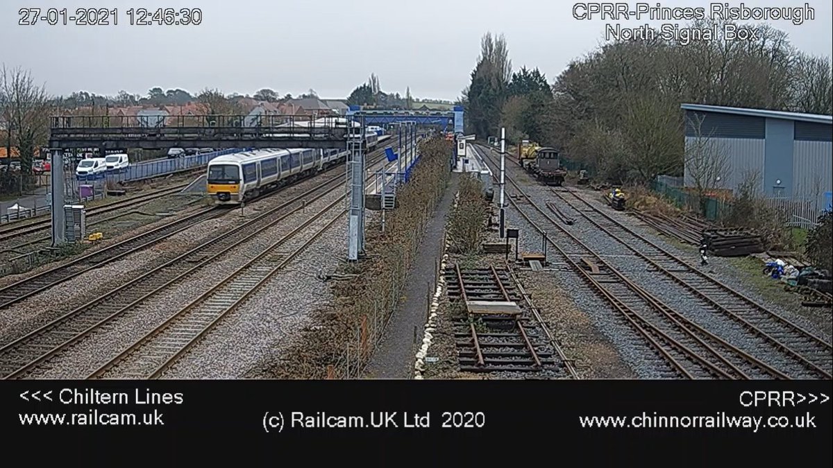 g5btb5g's tweet image. Back to Princes Risborough for the next #SpottingFromHome with @railcamlive view

3 #Class165's arriving with 1Y40 12:09 Oxford to London Marylebone