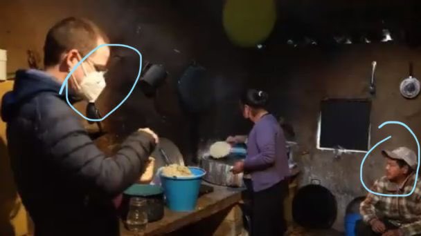 guruchuirer's tweet image. Ricardo Anaya fue a ayudar a una familia pero NO les llevó ni un cubrebocas para ayudarlos a protegerse...él sí con su N95. 🤷🏽‍♂️