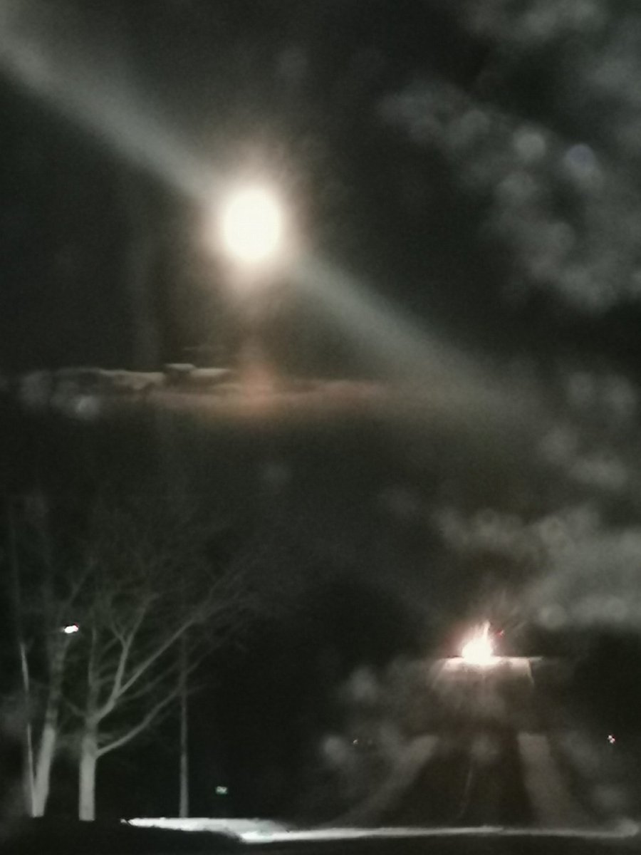 GreyTonka's tweet photo. Super bright #moon
Super bright #sun
Both are almost directly across from each other on our glorious #flatplane https://t.co/3hkpgk7Va1