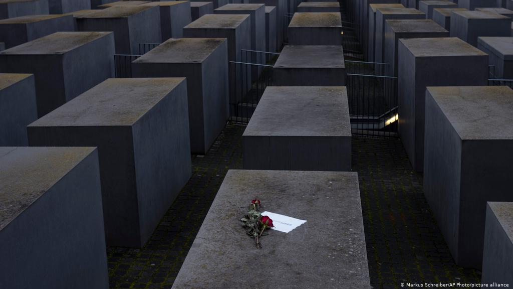 холокост цветок. 27 день памяти жертв холокоста. музыка памяти жертв холокоста. 27 января холокост. день холокоста.