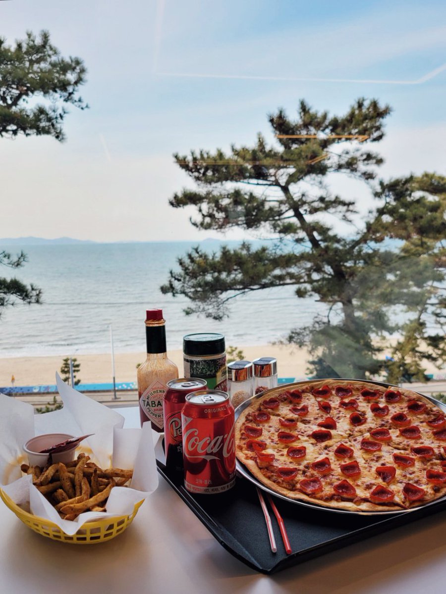 소소한 나들이❣

평일이라 사람도없고 완전 한적햇어용
덕분에 포토존 완전 내꺼 ٩(๑>◡<๑)۶

추워서 바닷길은 못걷고
바다보면서 핏쟈 먹은걸로 만족 (๑•᎑<๑)ｰ☆

자세히보면 페퍼로니가 하트인데
사진으론 잘 안보이네요 ( ´･з･` )

기분조와-! 😍😍😍❣