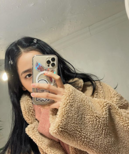 suziiac's tweet photo. Let's start a fund to give Jisoo all the mirrors in the world.

#jisoo #blackpink #jichuu #jisooturtlerabbitkim #mirror #kpop https://t.co/O7vYdfv40M