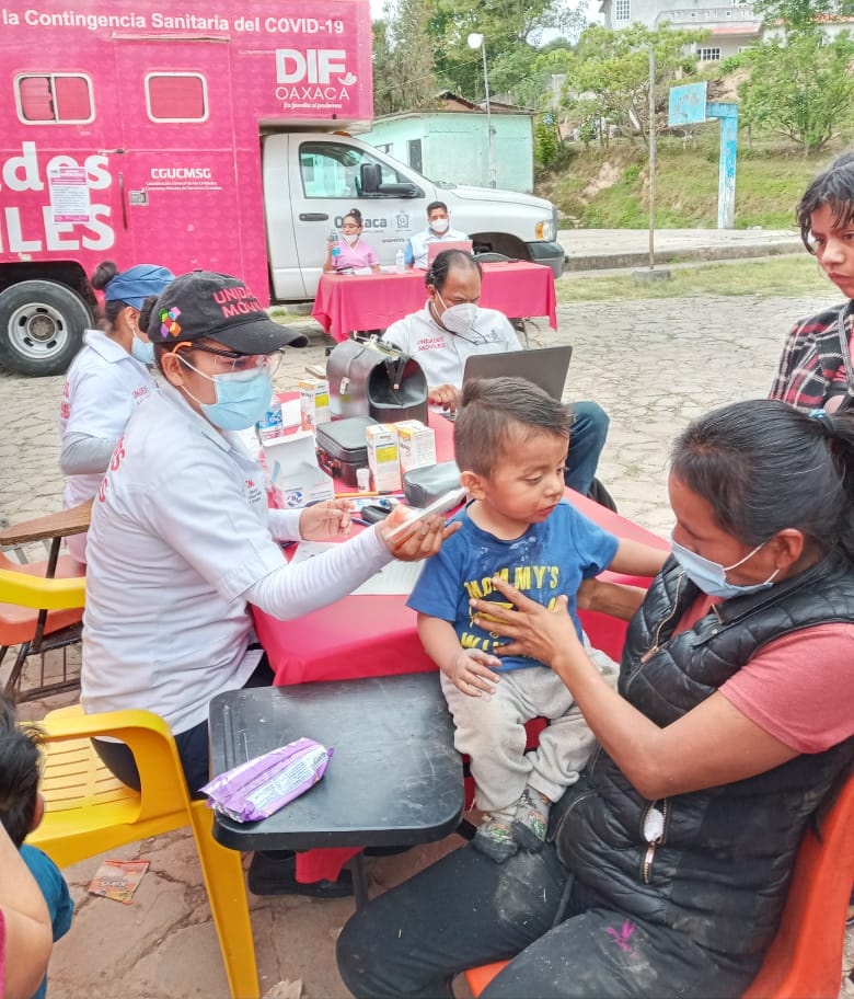 NalleOax's tweet photo. Como parte del Plan Integral de atención que implementó el @GobOax en la zona Triqui, las @UM_oaxaca en equipo con @SSO_GobOax, @DIF_Oaxaca e @ICAPET_GobOax acercaron todos los servicios médicos gratuitos a las familias de #TierraBlanca y de la comunidad #Yosoyuxi, Juxtlahuaca. https://t.co/Hbb83bhDTc