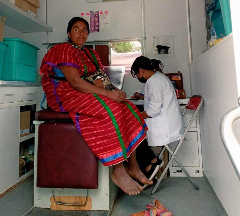 NalleOax's tweet photo. Como parte del Plan Integral de atención que implementó el @GobOax en la zona Triqui, las @UM_oaxaca en equipo con @SSO_GobOax, @DIF_Oaxaca e @ICAPET_GobOax acercaron todos los servicios médicos gratuitos a las familias de #TierraBlanca y de la comunidad #Yosoyuxi, Juxtlahuaca. https://t.co/Hbb83bhDTc