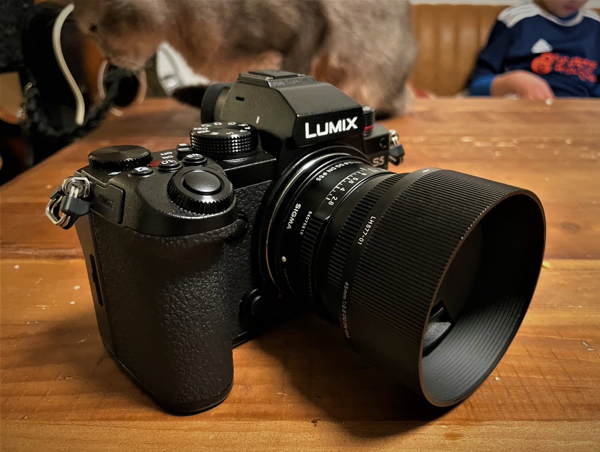 【未使用】SIGMA 45mm F2.8 DG DN   LUMIX Lマウント Panasonic-S5-with-Sigma-45mm-