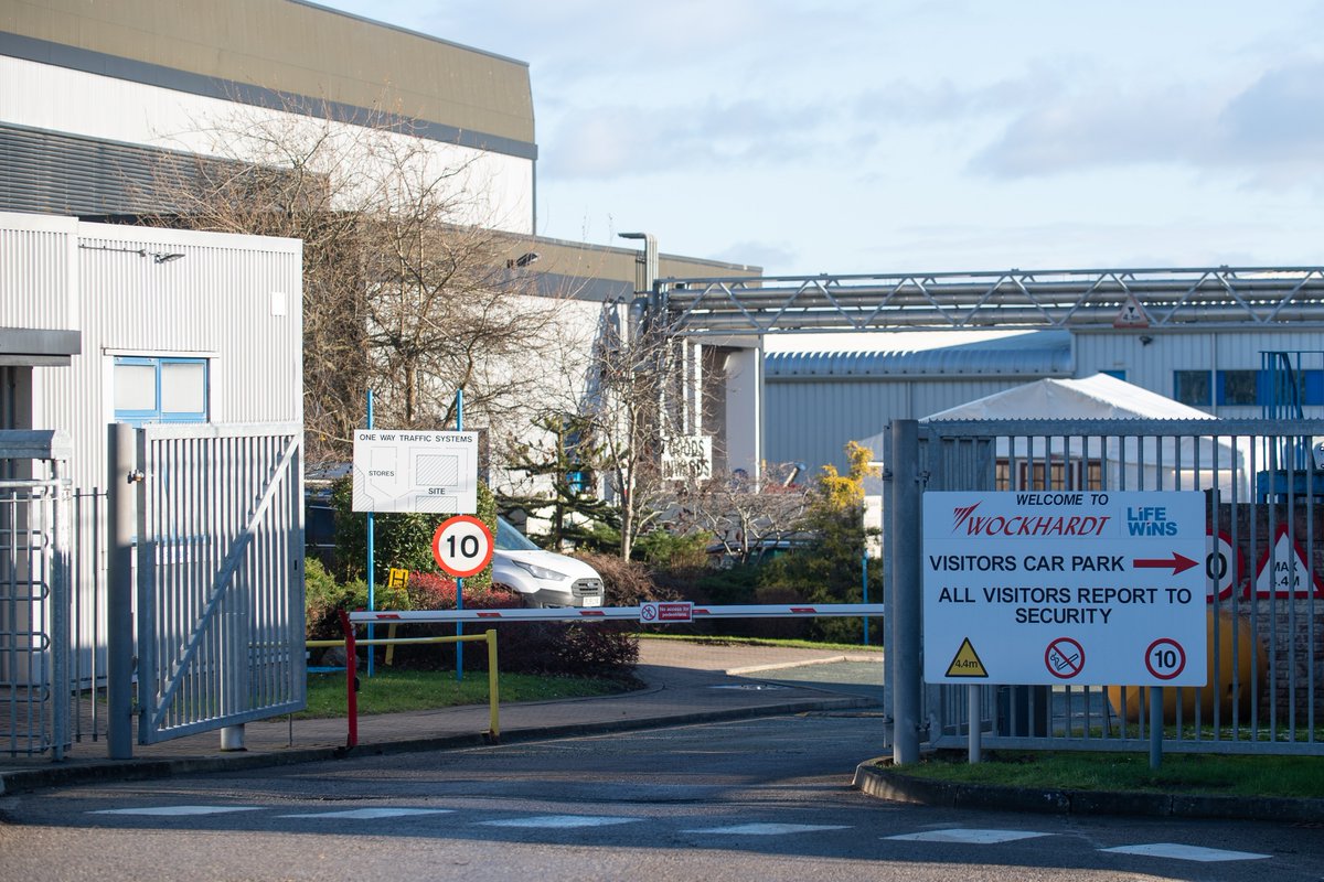 HitsLpoolNewsX's tweet photo. Bomb Disposal teams are at the scene of what police are describing as an "ongoing incident" at the #Wrexham Industrial Estate.

That's the site of the factory which bottles the Oxford/AstraZenica #coronavirus vaccine. https://t.co/3pIWbdJ02b